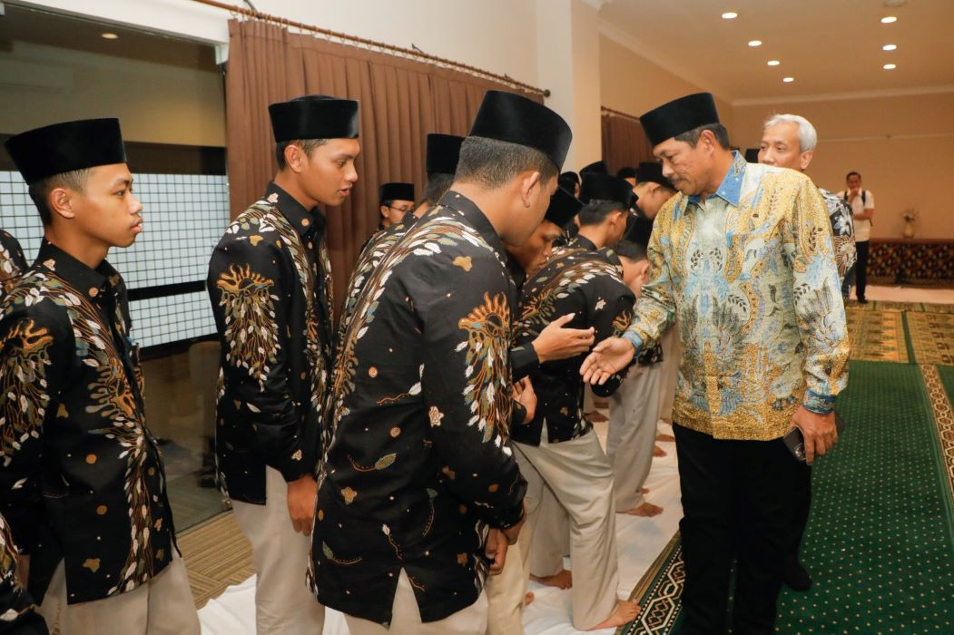 Pj Gubernur Jateng Nana Sudjana bersalaman dengan para kafilah Jawa Tengah. (Sumber:  | Foto: dok)