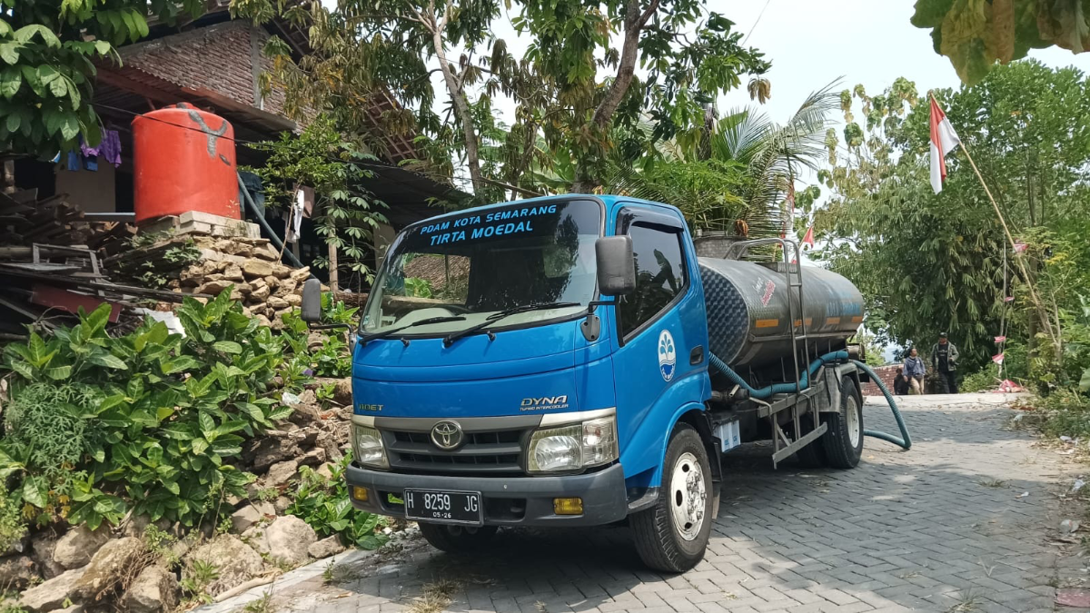 Distribusi air bersih di wilayah berpotensi kekeringan di Semarang.
 (Sumber:  | Foto: sakti)