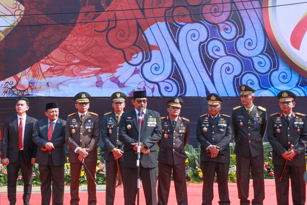 Pj Gubernur Jateng Nana Sudjana saat peringatan HUT-78 Bhayangkara. (Sumber: | Foto: dok Humas Pemprov Jateng.)