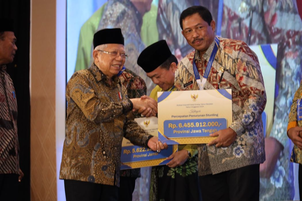 Penghargaan diberikan Wakil Presiden RI, Ma'ruf Amin kepada Pj Gubernur Jateng Nana Sudjana. (Sumber: | Foto: dok)