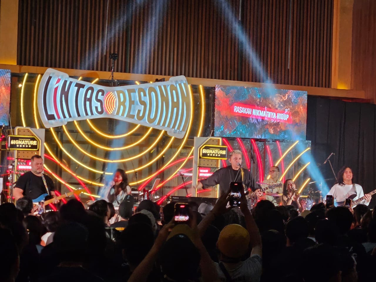 Kolaborasi Sore x Barasuara sukses menghibur pecinta musik di Kota Semarang.
 (Sumber:  | Foto: sakti)