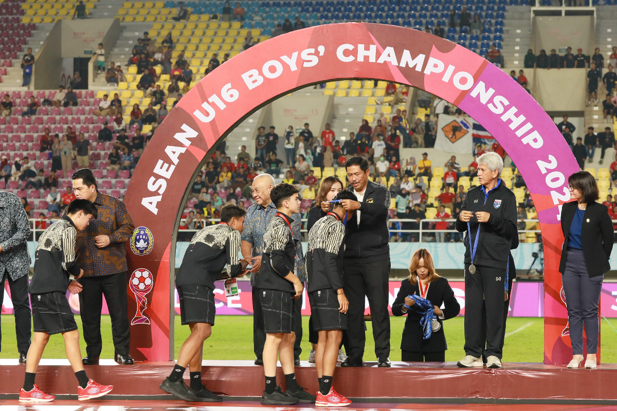 Pj Gubernur Jateng Nana Sudjana usai pertandingan antara Australia VS Thailand di Stadion Manahan. (Sumber:  | Foto: dok)