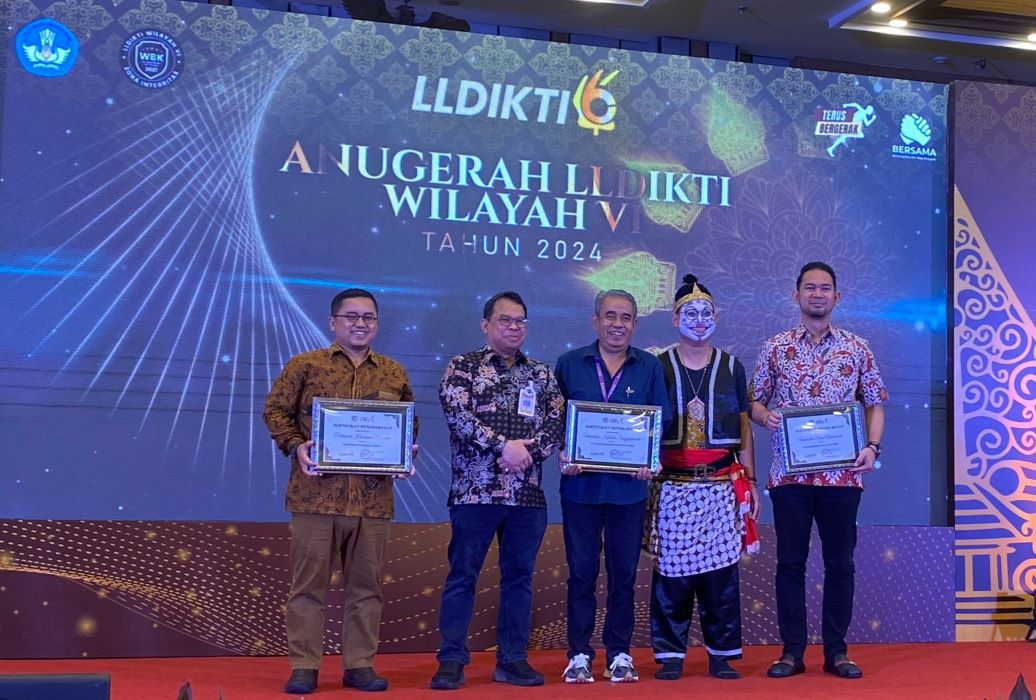 Rektor SCU Dr. Ferdinand Hindiarto saat menerima penghargaan dalam Anugerah LLDIKTI Wilayah VI.
 (Sumber:  | Foto: Sakti)