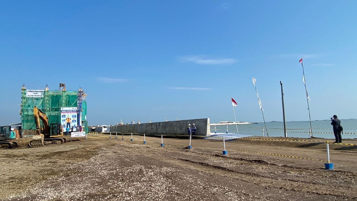 
Proyek pembangunan tanggul laut di Kampung Nelayan Tambaklorok, Kecamatan Semarang Utara. 
 (Sumber:  | Foto: sakti)