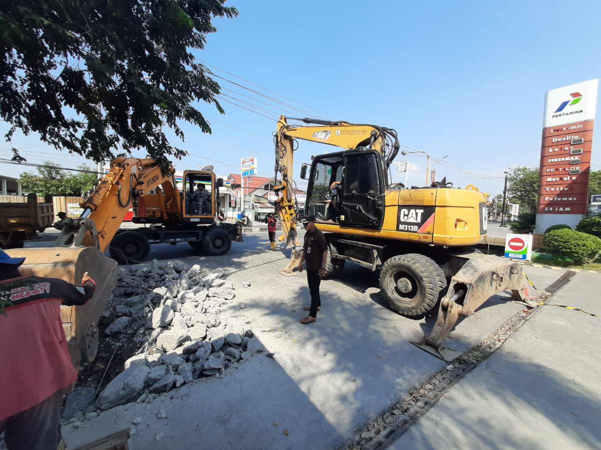 Pembersihan dan pembongkaran PJM (Penyambung Jalan Masuk) tanpa izin di Semarang. 
 (Sumber:  | Foto: Sakti Setiawan.)