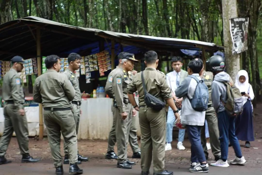 Lima siswa kena jaring saat bolos sekolah di alas karet Gondoriyo, Bergas, Kabupaten Semarang. (Sumber: Satpol PP Semarang - InfoSemarang.com)