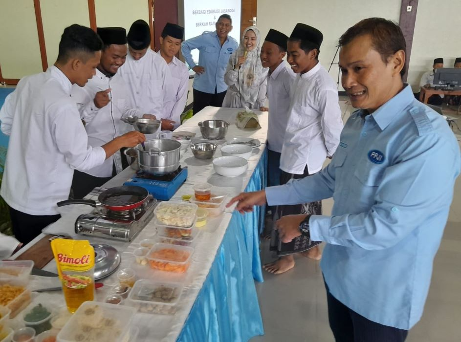 Demo masak dan  edukasi tentang menu bergizi kepada para santri digelar oleh PPJI  di Semarang.

 (Sumber:  | Foto: dok )