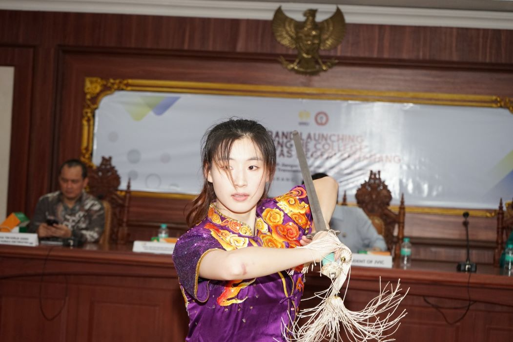 Unnes me-launching Zheng He College kolaborasi dengan Jiangsu Vocational Institute of Commerce (JVIC) China. (Sumber:  | Foto: Sakti)