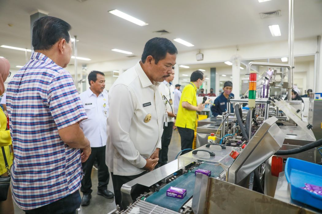 Pj Gubernur Jateng, Nana Sudjana melakukan kunjungan kerja di PT Sido Muncul. (Sumber:  | Foto: dok Humas Jateng.)