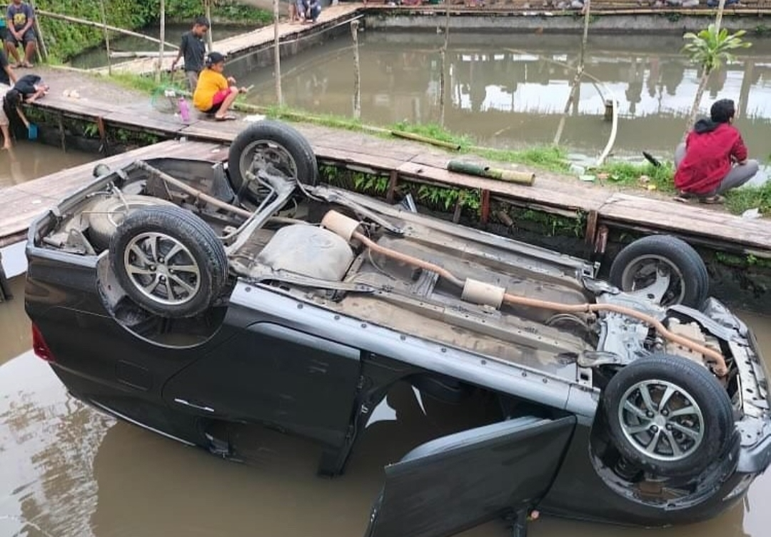 Kecelakaan di Kalikesek, Sriwulan, Limbangan, Kendal, mobil nyemplung kolam ikan. (Sumber: @kejadiansmg - InfoSemarang.com)