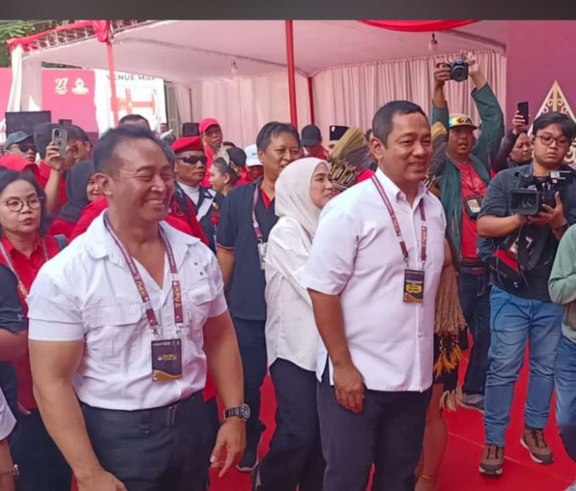 Calon Gubernur Jateng dari PDIP Andika Perkasa dan  Hendrar Prihadi saat mendaftar ke kantor KPU Jateng. (Sumber:  | Foto: sakti)