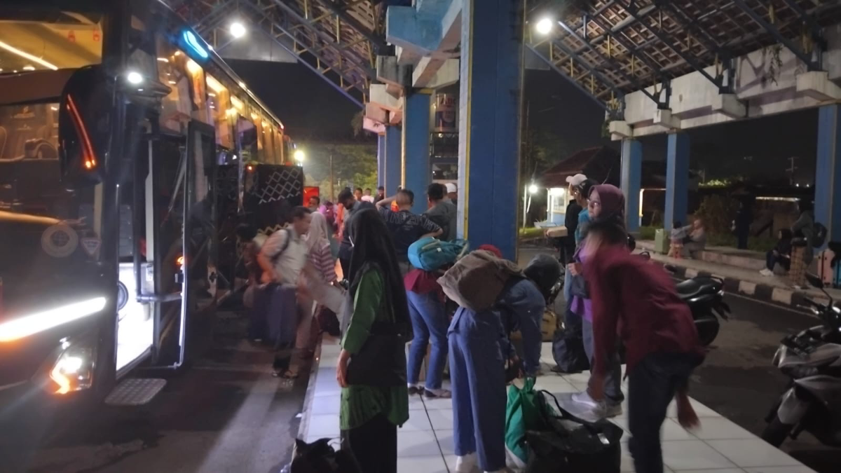 Warga yang mengikuti program mudik gratis tiba dari Jakarta di Terminal Type A Mangkang Kota Semarang. (Sumber:  | Foto: Sakti Setiawan)