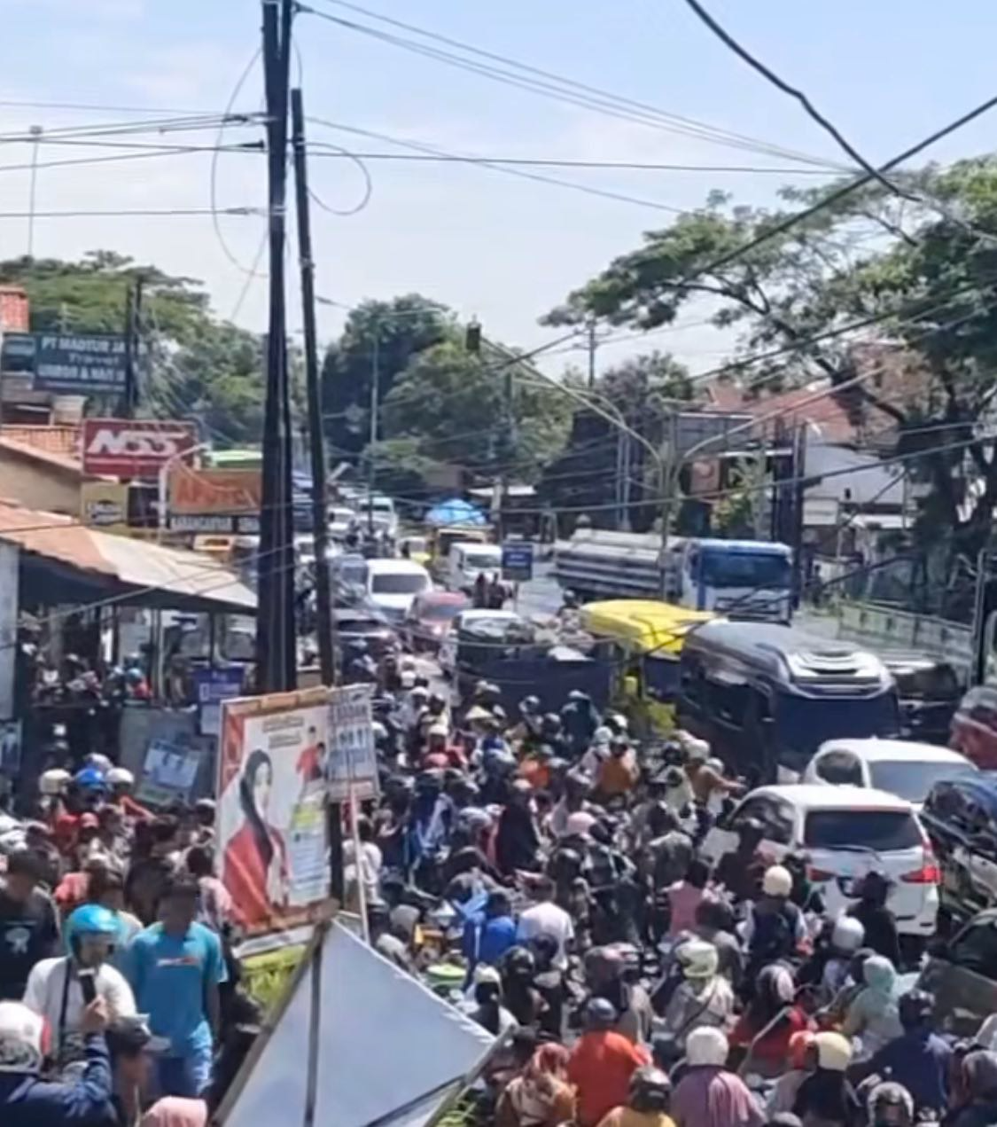 Jalan Pantura Demak - Kudus macet total (Sumber: instagram @demakhariini | Foto: Infosemarang.com )