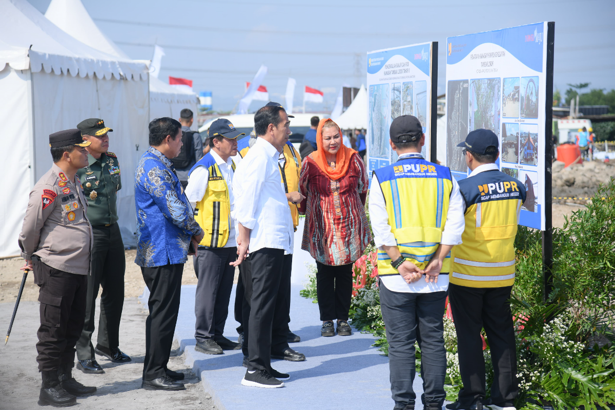 Presiden Joko Widodo mengunjungi proyek pembangunannya tanggul laut Tambaklorok, Kota Semarang. (Sumber: | Foto: dok Humas Pemkot.)