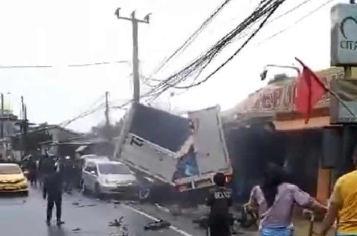 Kecelakaan beruntun di Tugu Cisarua, Jalan Puncak, Bogor, Selasa 23 Januari 2024. (Sumber: @lokalpendaki - InfoSemarang.com)