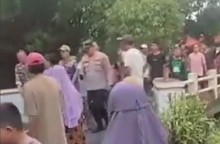 Bayi 2,5 tahun tewas ditemukan di Sungai Petarukan, Pemalang, belakang rumah korban. (Sumber: @seputar_brebes - InfoSemarang.com)