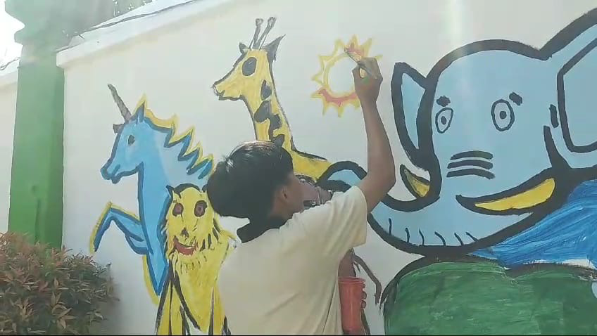 Pasien RSJ Dr. Amino Gondohutomo saat membuat mural di dinding rumah sakit. (Sumber:  | Foto: sakti)