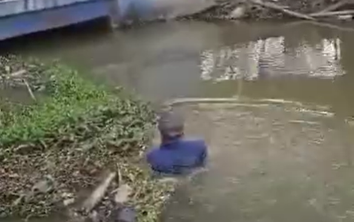 Warga saat evakuasi balita 2,5 tahun tewas mengambang di sungai Kedungbanteng, Wonorejo, Karangaranyar, Demak. (Abdullah Ajhaa)