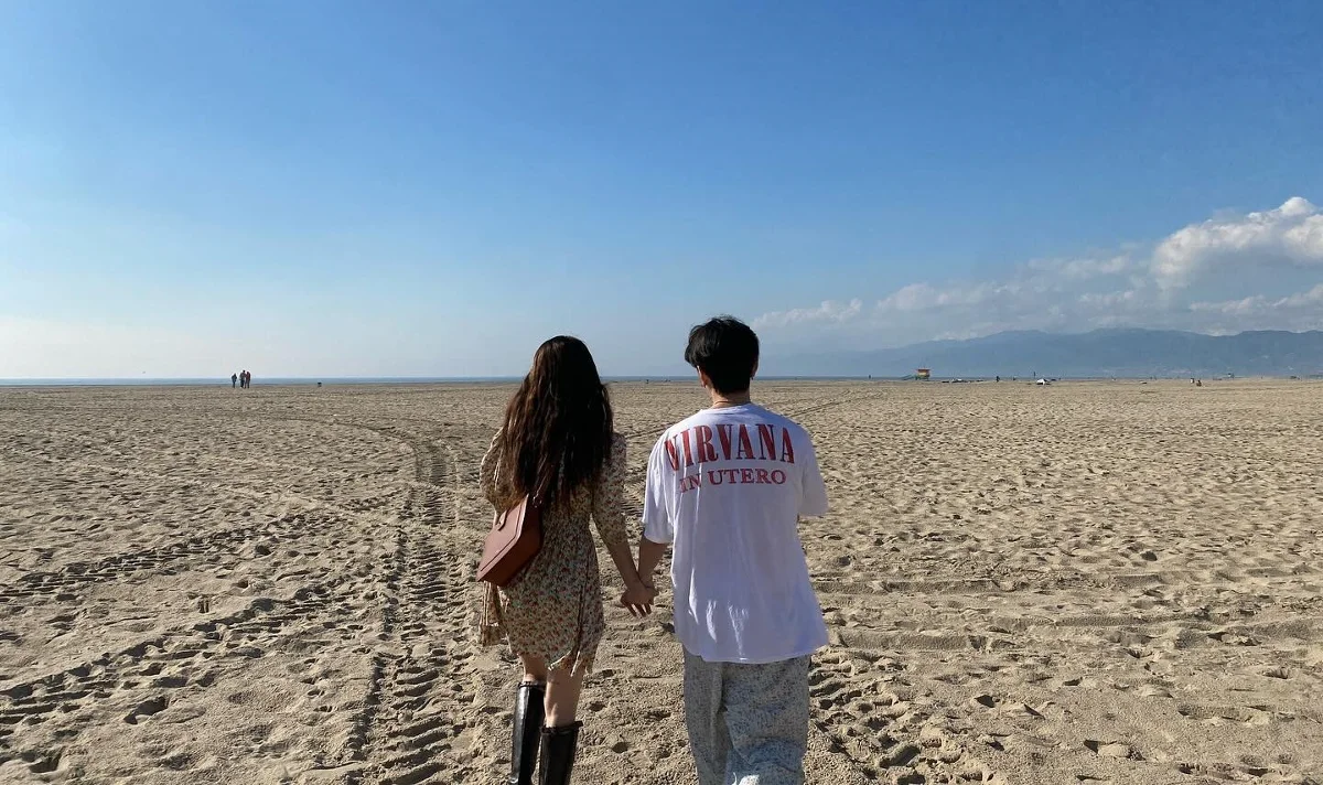 Hyuna dan Junhyung kompak unggah foto gandengan tangan dengan caption emoji romantis. (@hyunah_aa - InfoSemarang.com)