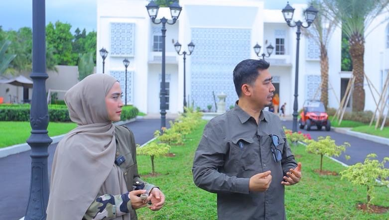 April Jasmine dan Ustaz Solmed saat memperlihatkan rumah barunya yang mewah. (Sumber: @apriljasmine85 - InfoSemarang.com)