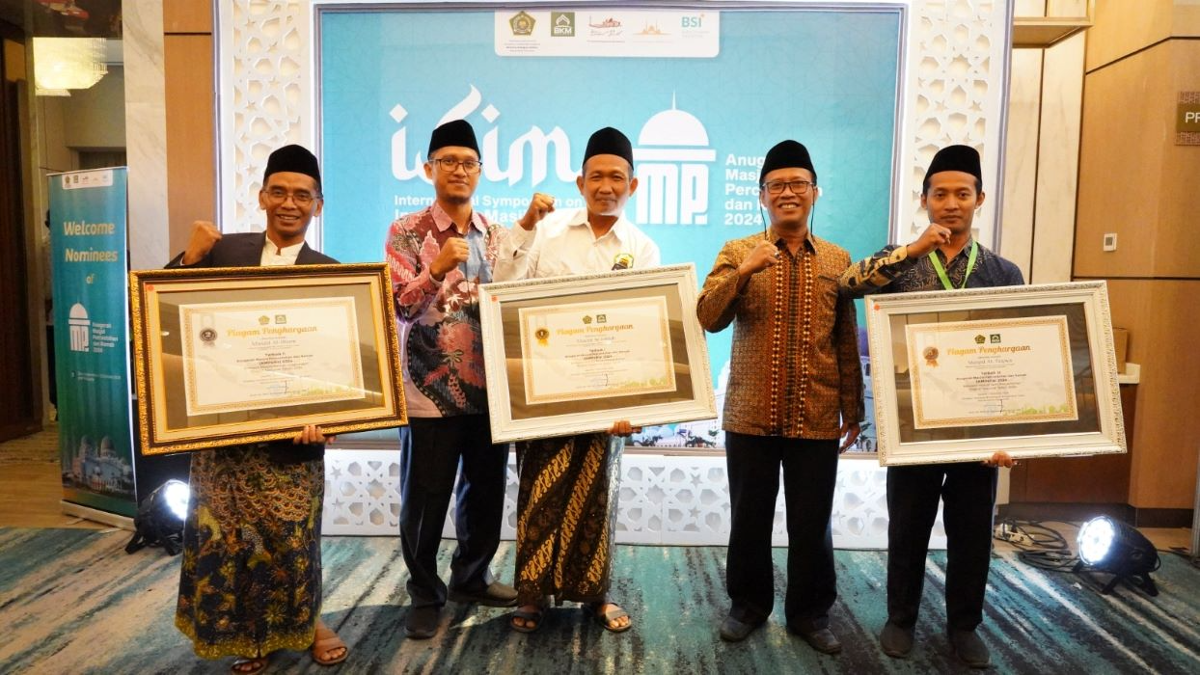 Tiga masjid di Jateng meraih Anugerah Masjid Percontohan dan Ramah (AMPeRa) 2024.
(Sumber: | Foto: Sakti)