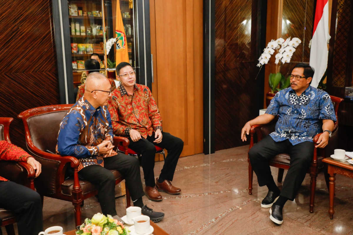 Pj Gubernur Jawa Tengah, Nana Sudjana saat menerima direksi Sunra. (Sumber:  | Foto: dok Humas Jateng.)