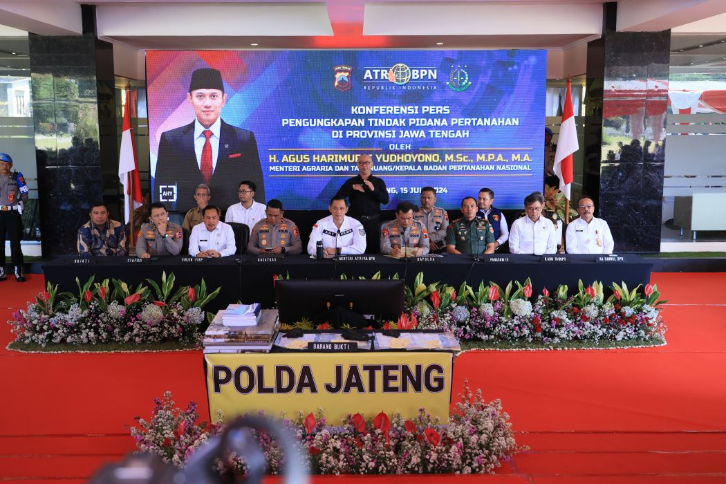 
Menteri ATR/BPN Agus Harimurti Yudhoyono dan Kapolda Jawa Tengah, Ahmad Luthfi saat jumpa pers di Mapold Jateng.
 (Sumber:  | Foto: sakti)