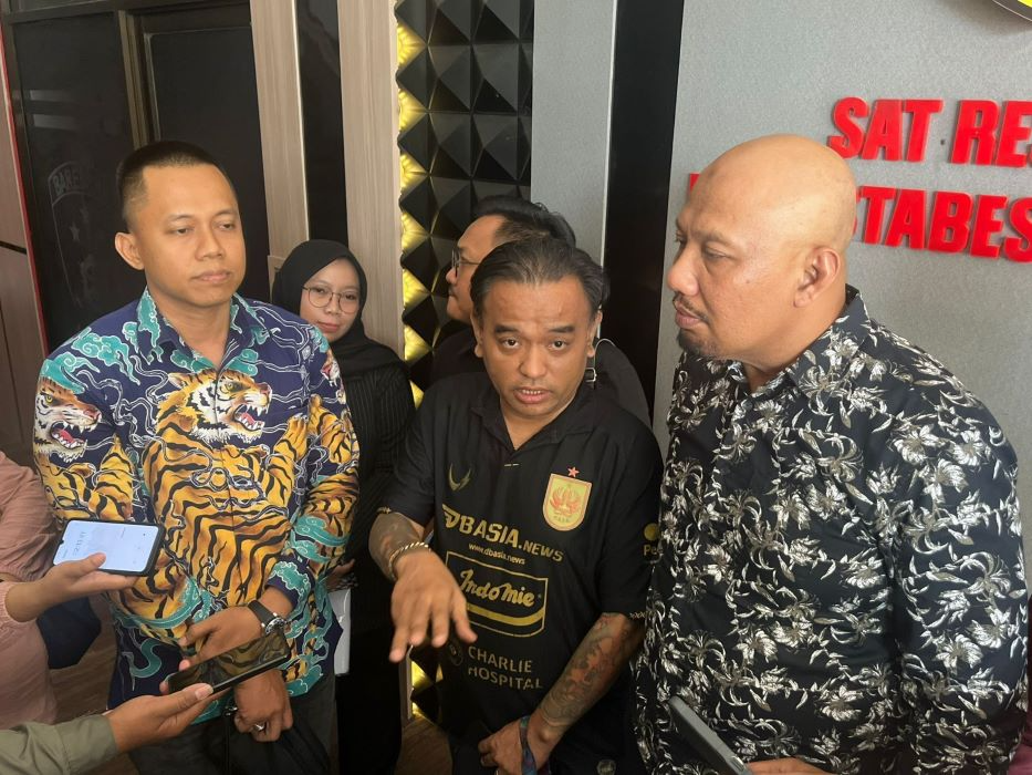 Ketua Panser Biru Wareng menjalani pemeriksaan pihak kepolisian didampingi kuasa hukum di Mapolrestabes Semarang. (Sumber:  | Foto: istimewa)