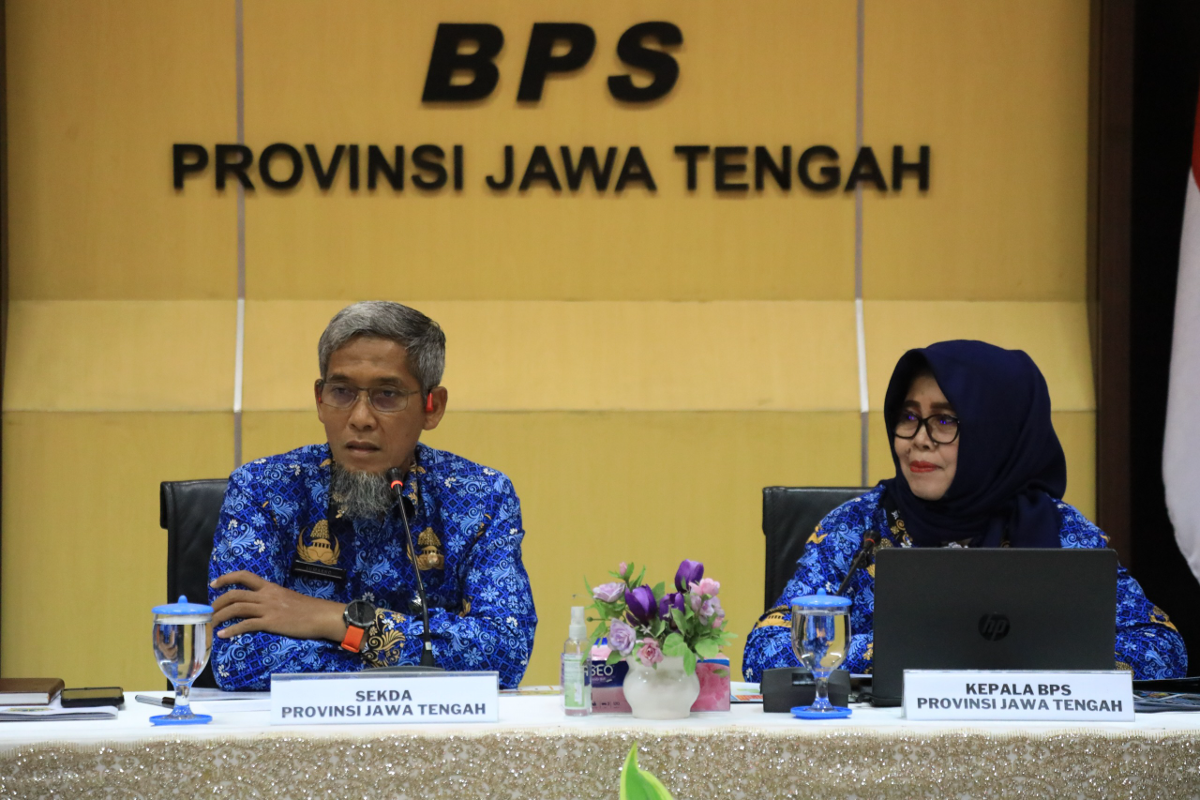 Sekda Jateng Sumarno bersama Kepala BPS Jateng, Endang Tri Wahyuningsih saat merilis berita resmi statistik.(Sumber: | Foto: Sakti)