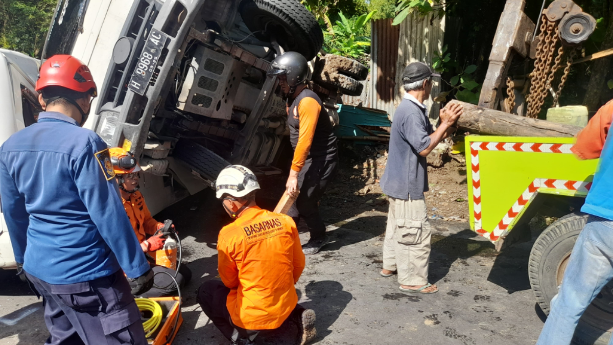 Truk pasir melorot mundur dan menimpa sebuah minibus dan sepeda motor yang berada persis dibelakangnya.  (Sumber:  | Foto: dok Basarnas.)