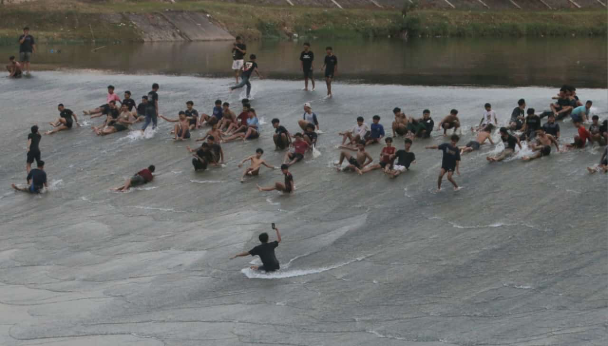 Seluncuran di pintu air bendungan Pleret Banjirkanal Barat Semarang yang viral. (Sumber:  | Foto: sakti)