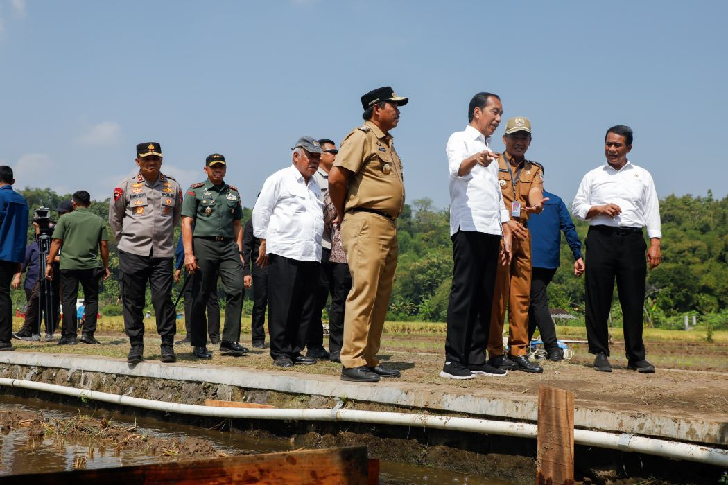 Presiden Joko Widodo meninjau realisasi bantuan pompa air di  Karanganyar. (Sumber:  | Foto: dok Humas Jateng)