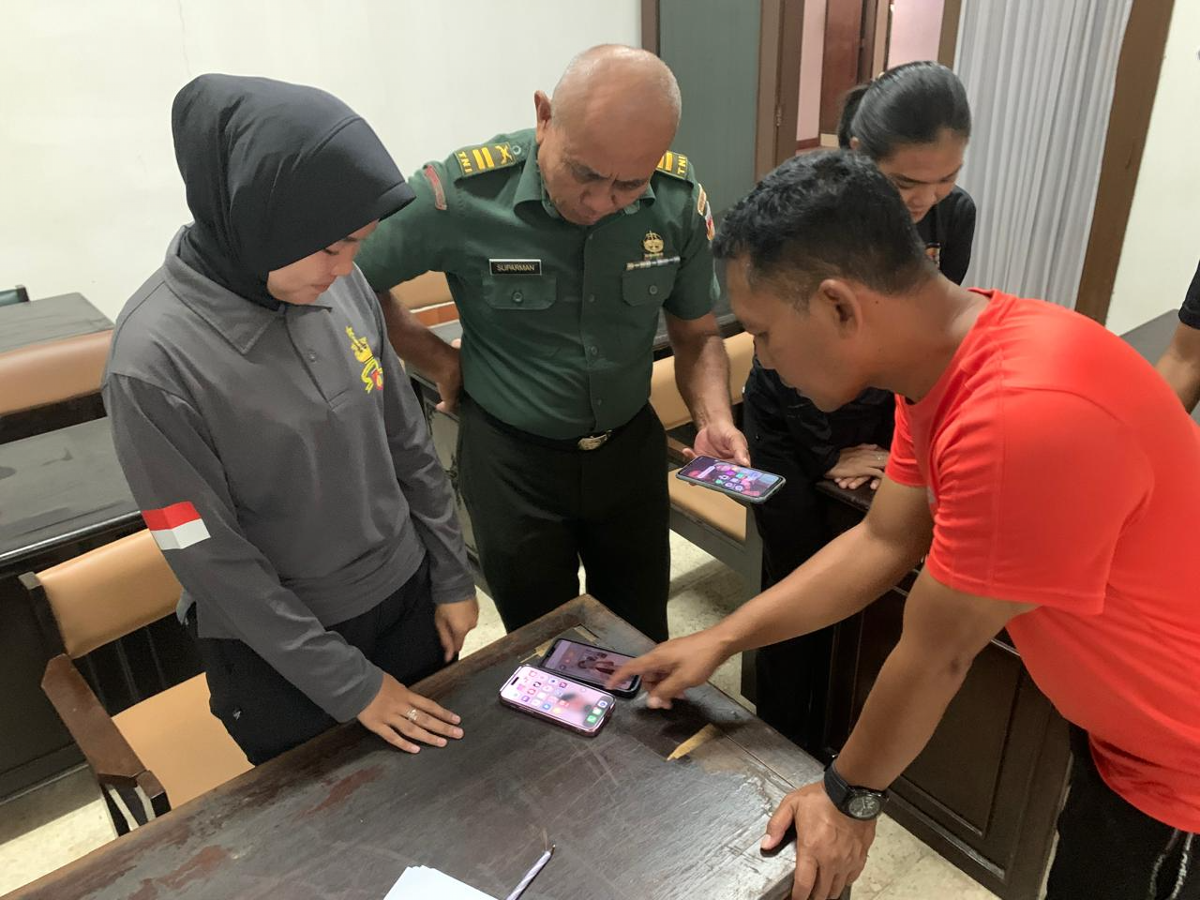 Handphone Prajurit dan PNS Kodam IV  dicek terkait judi online atau tudak. (Sumber:  | Foto: sakti)