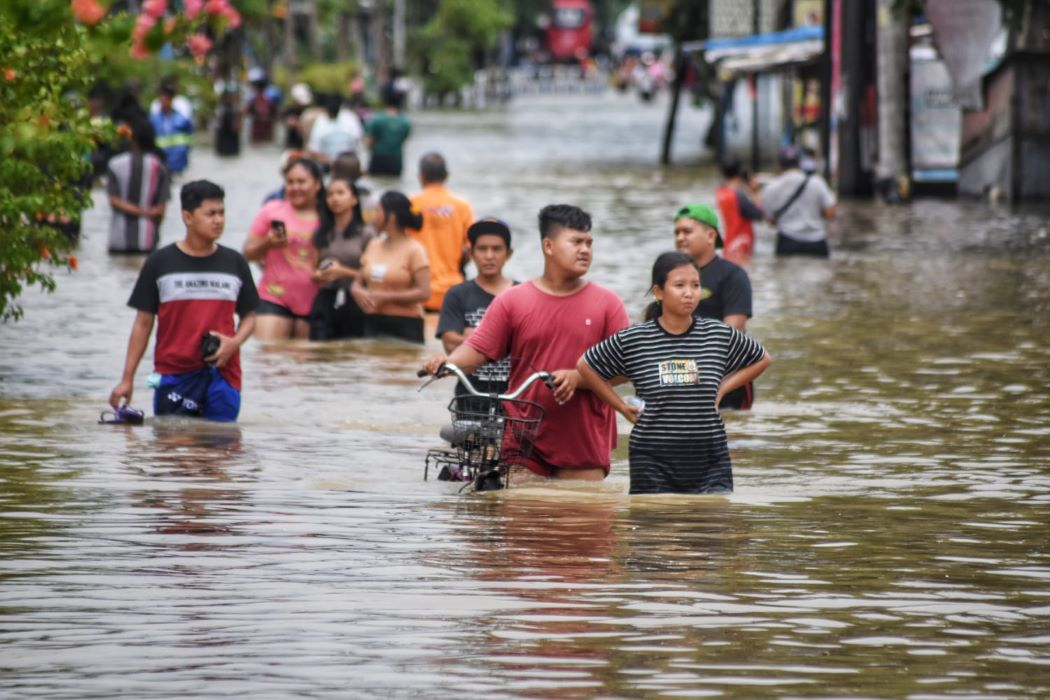 Jalan Kaligawe Raya Semarang lumpuh total karena masih terendam banjir pada Kamis 14 Maret 2024.
 (Sumber:  | Foto: dok )