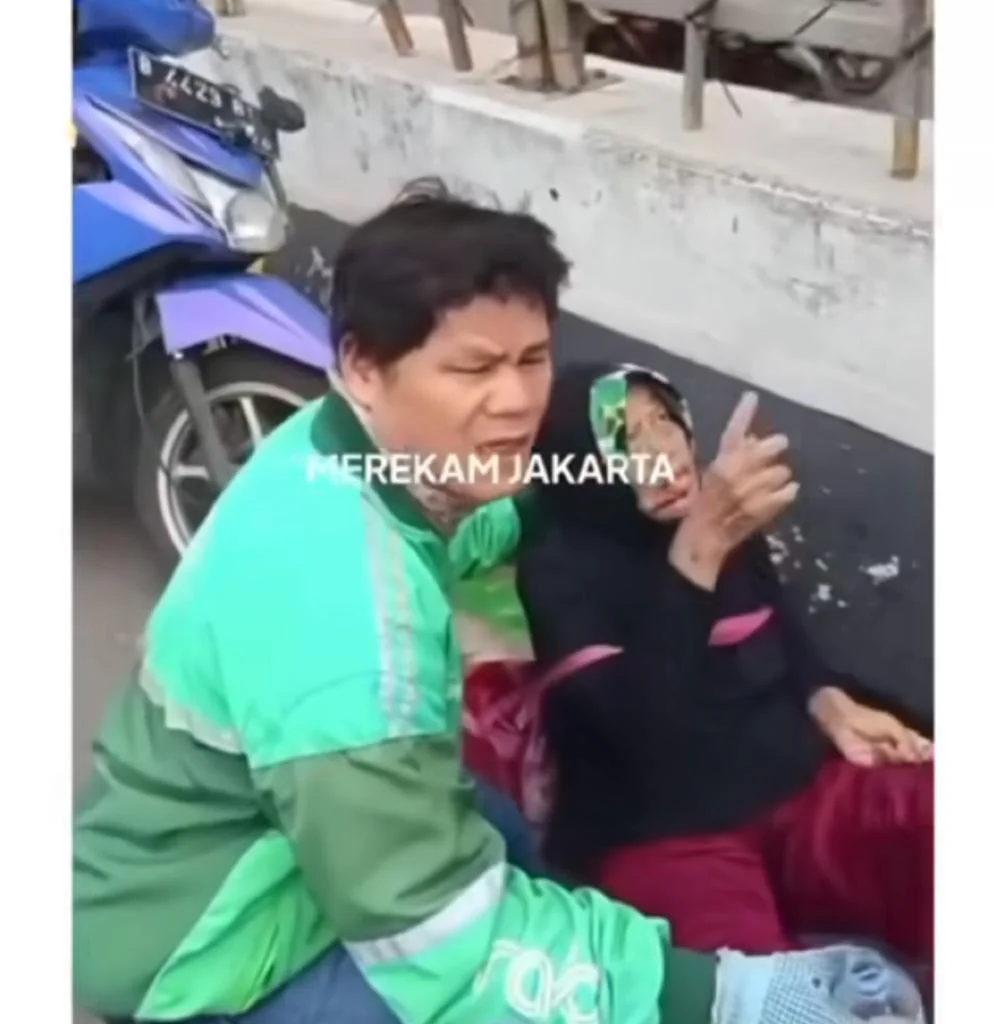 lansia korban tertimpa bendera parpol di Flyover Mampang Prapatan (Sumber: instagram  | Foto: @merekamjakarta)