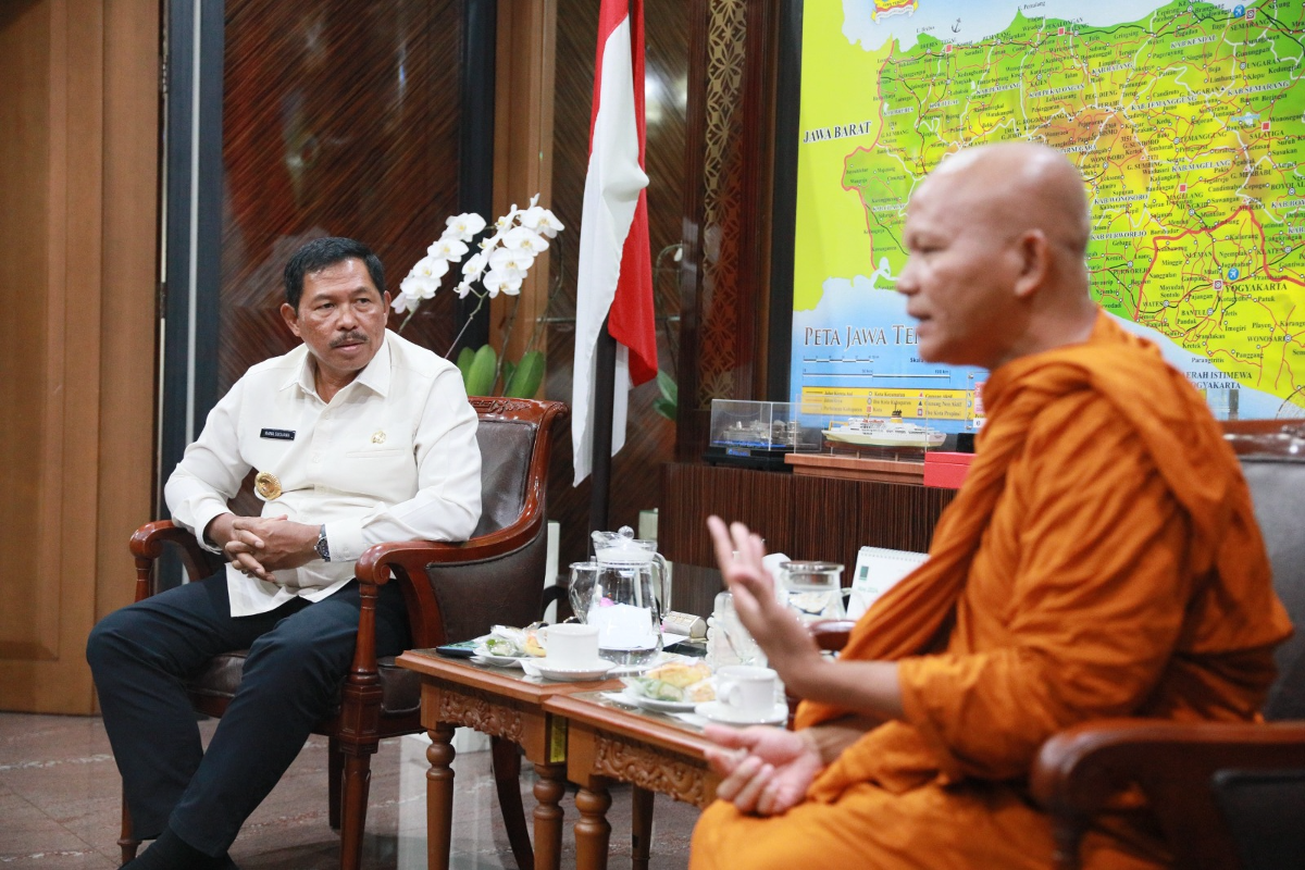 Pj Gubernur Jawa Tengah, Nana Sudjana menyambut hangat kedatangan puluhan bhikkhu thudong.. (Sumber:  | Foto: dok Humas Jateng.)