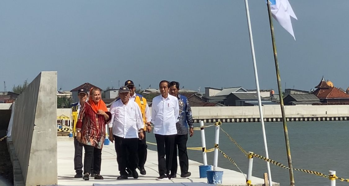 Presiden RI Joko Widodo mengecek proyek penanganan banjir dan rob  di Tambaklorok Semarang.
 (Sumber:  | Foto: sakti)