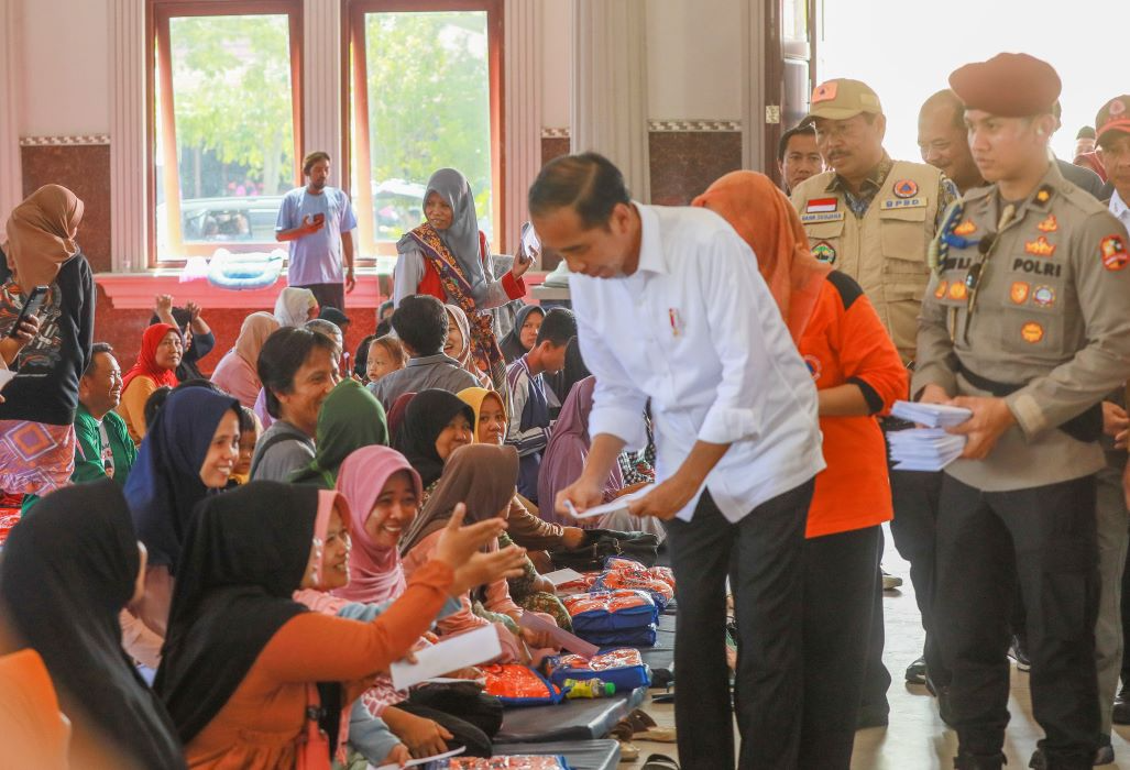 Presiden Joko Widodo memberikan bantuan di Kabupaten Demak pascabanjir, Jumat, 22 Maret 2024. (Sumber:  | Foto: dok humas Jateng.)