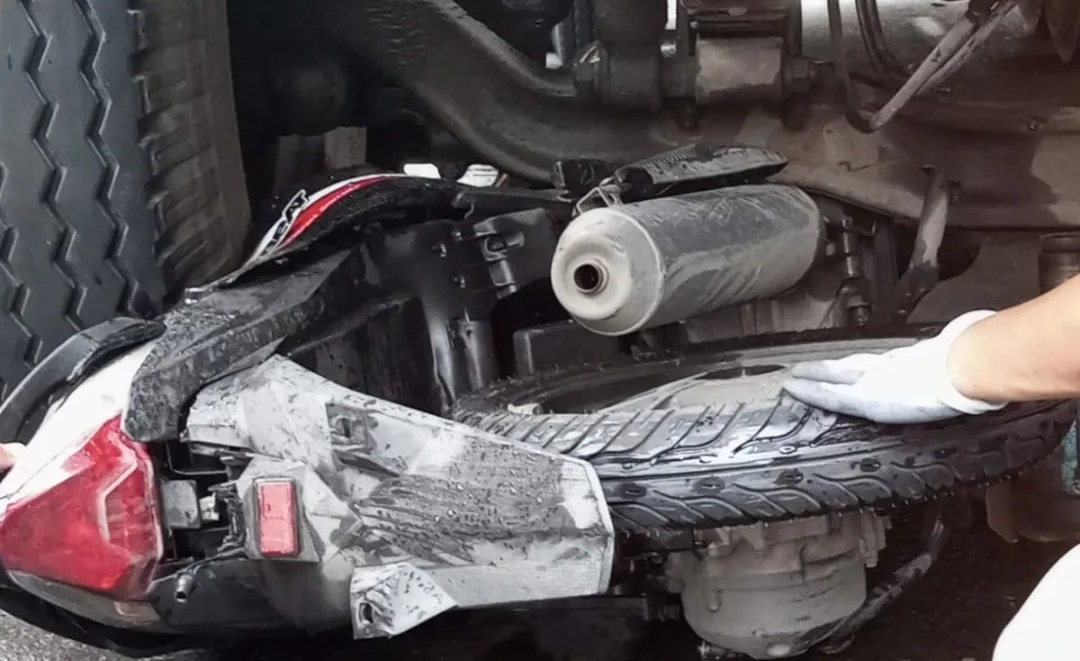 Kecelakaan maut di Bundaran Kalibanteng, pemotor tewas terlindas truk kontainer, Senin 22 Januari 2024. (Sumber: Muhamad Sorya - InfoSemarang.com)