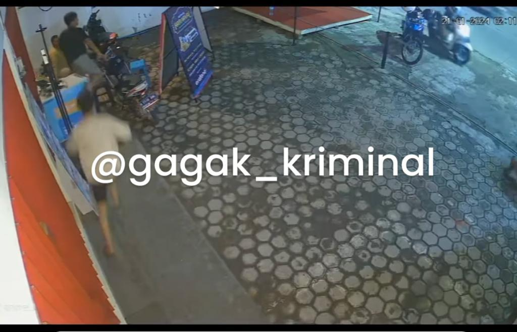 diduga mabuk, pemuda pukuli orang di Jalan Woltermonginsidi (Sumber: instagram | Foto: @infokejadian_genuk)