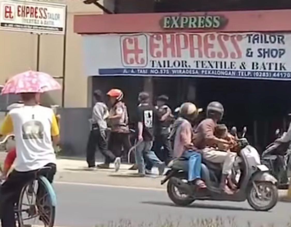 dua remaja bawa sajam di Jalan Ahmad Yani Pantura Wiradesa diciduk (Sumber: instagram @pekalonganinfo | Foto: Infosemarang.com )