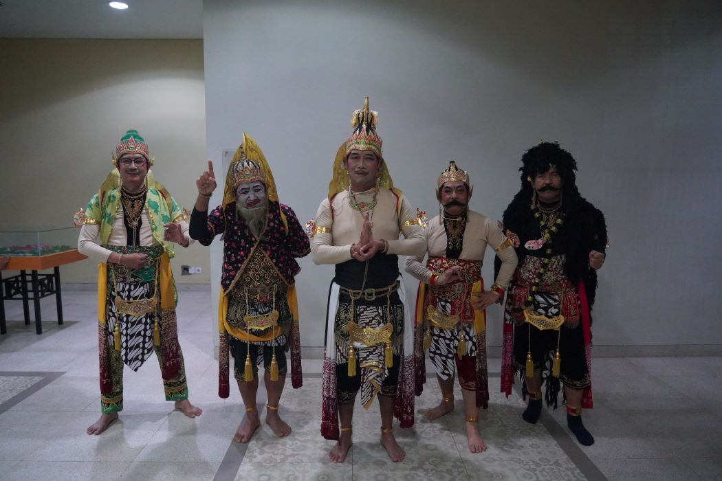 Pimpinan UNNES memerankan tokoh wayang dalam pementasan seni kolaborasi Dies Natalis ke-57. (Sumber: | Foto: sakti)