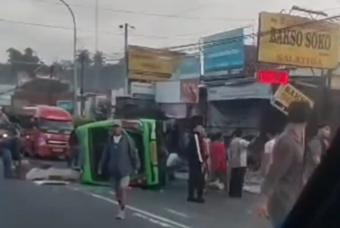 Kecelakaan mobil vs angkot prona di Salatiga, 1 orang tewas. (Sumber: @rasikausa)