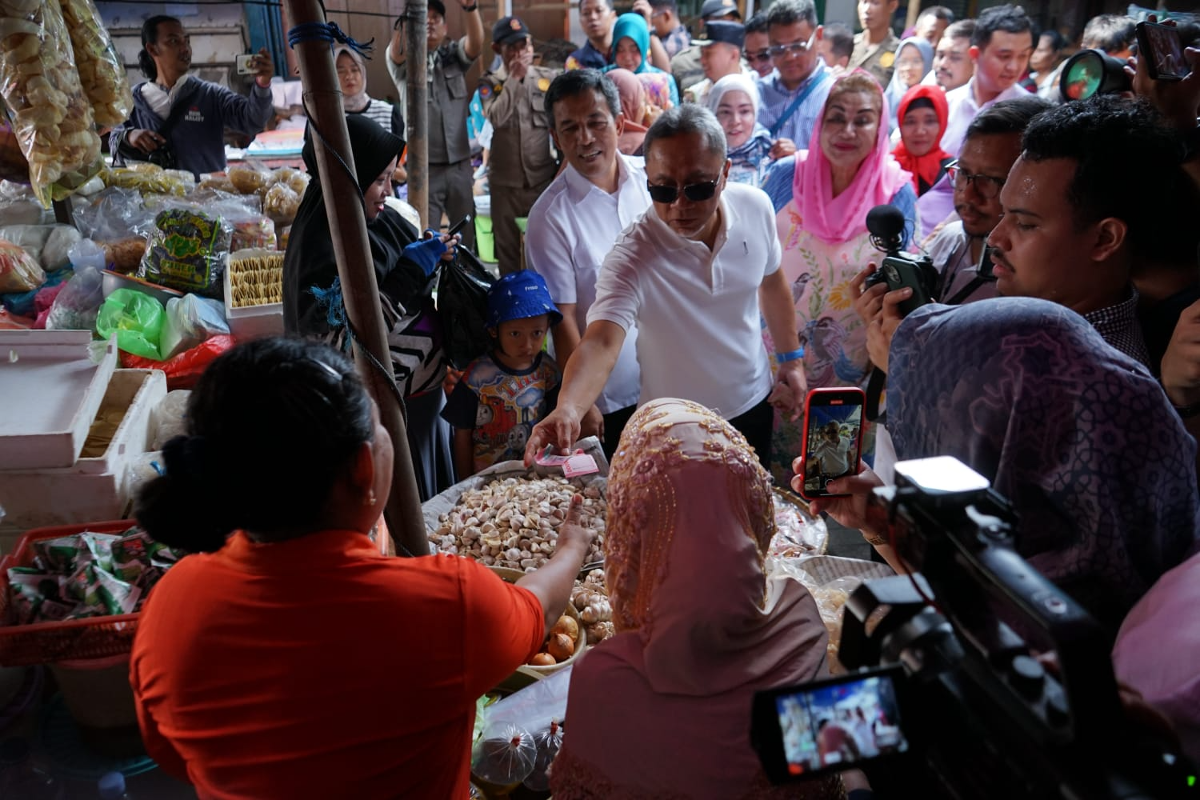 Mendag Zulkifli Hasan memantau stok dan harga bahan pokok di Pasar Karangayu, Semarang.
 (Sumber:  | Foto: sakti)