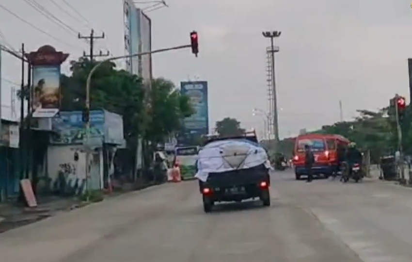 Jalan Woltermonginsidi simpang Genuk sudah bisa dilewati, arah Semarang-Demak lancar. (Sumber: @rasikausa - InfoSemarang.com)