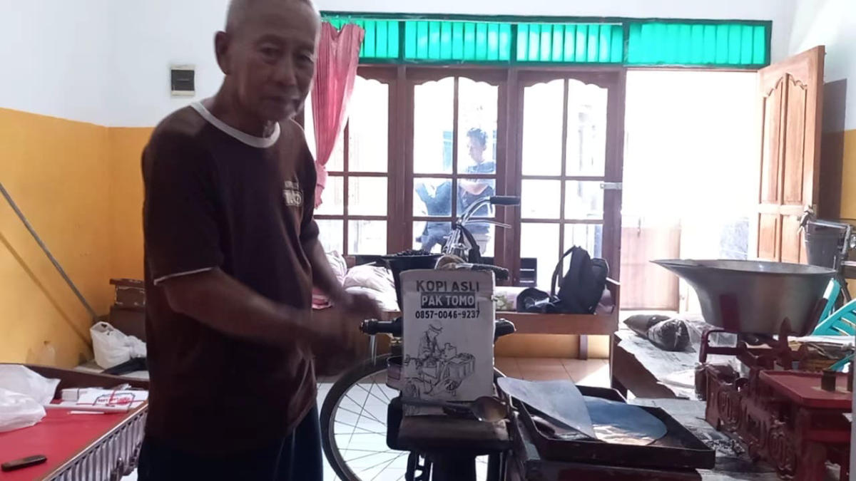 Sutomo penjual Kopi Keliling di Kota Semarang. (Sumber: | Foto: sakti)