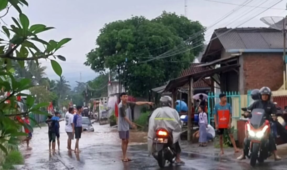 Banjir genangi Jalan Lintas Tuntang Ambarawa, Kabupaten Semarang, Rabu 7 Februari 2024 sore. (Sumber: @kejadiansmg - InfoSemarang.com)
