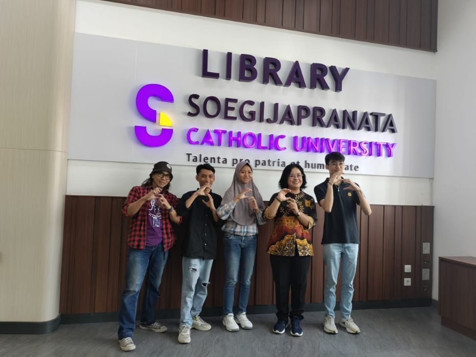 Wakil Rektor Bidang Akademik, Kemahasiswaan, dan Alumni Unika Prof Dr Berta Bekti Retnawati SE MSi, bersama calon wisudawan. (Sumber: | Foto: dok )