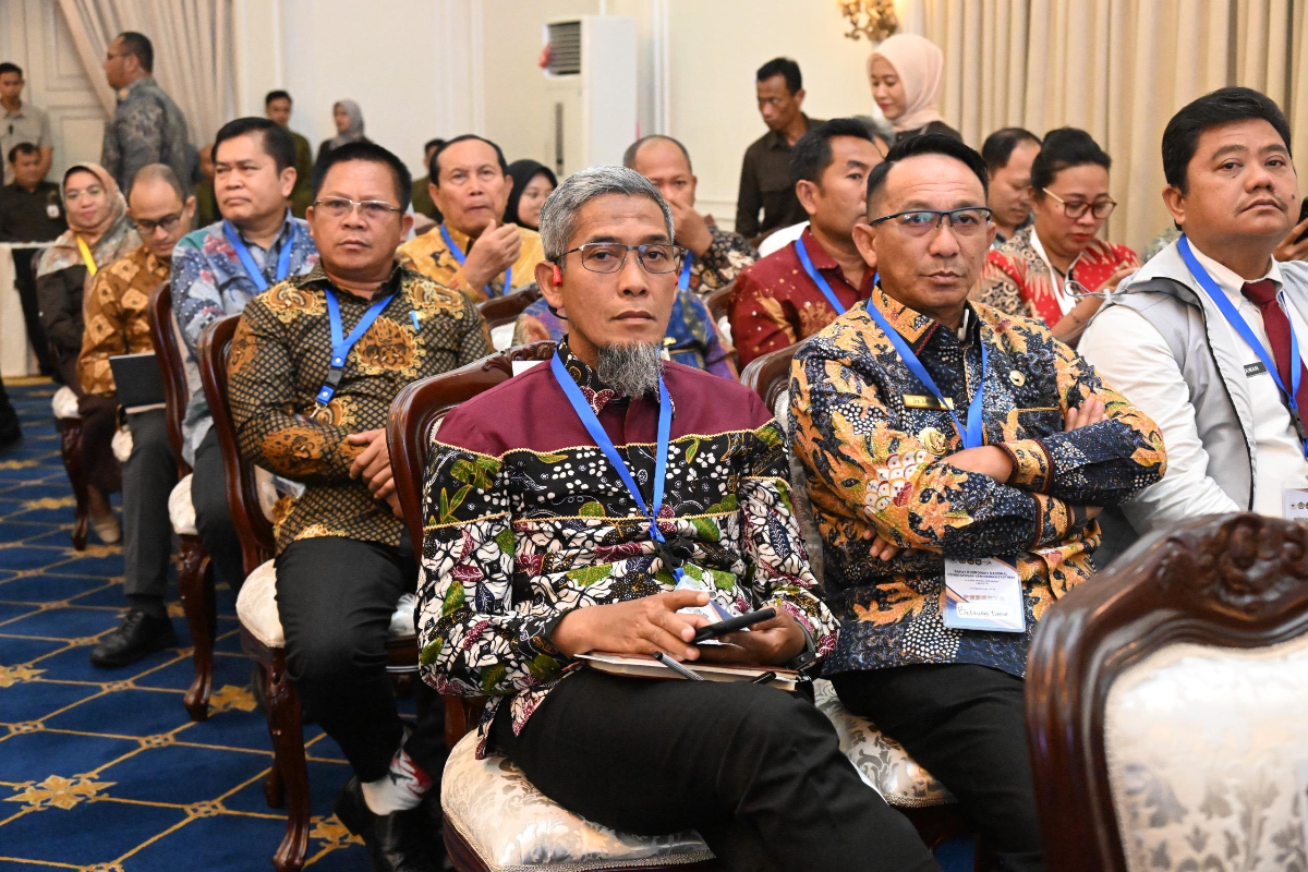 Sekda Jateng, Sumarno disela Rapat Koordinasi Percepatan Penghapusan Kemiskinan Ekstrem. (Sumber:  | Foto: dok Humas Jateng.)