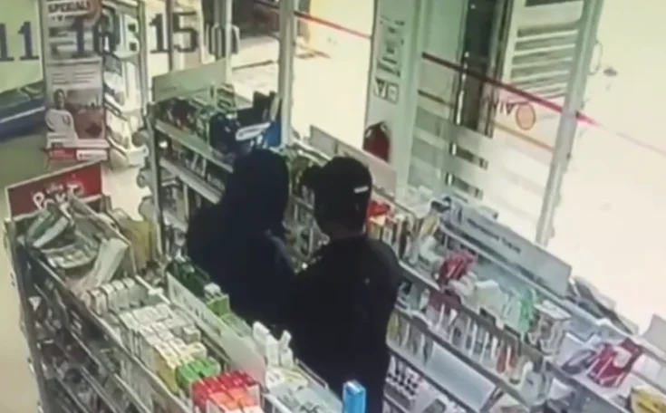 Pasutri nekat mencuri obat-obatan di apotek Viva Cokroaminoto, Ungaran, Kamis 18 Januari 2024. (Sumber: @infokejadianungaran - InfoSemarang.com)